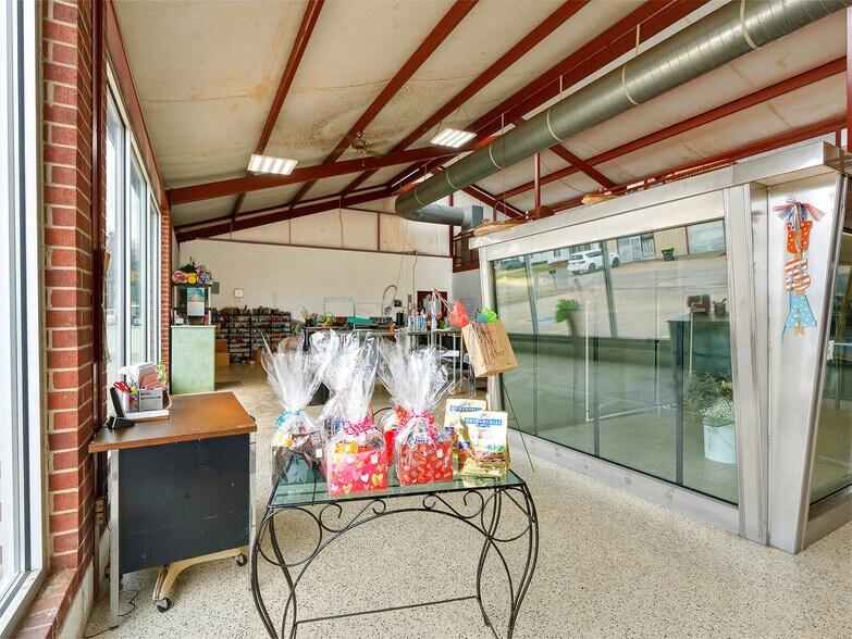 More Photos Of 530 N Mississippi Ave, Ada Freestanding For Sale