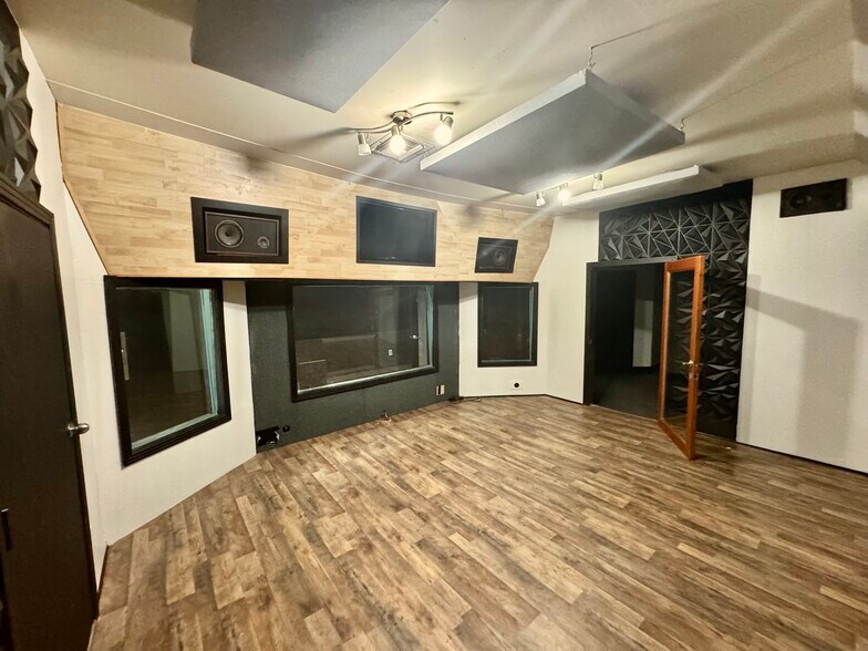 More Photos Of 10626 Magnolia Blvd, North Hollywood Loft Creative Space For Sale