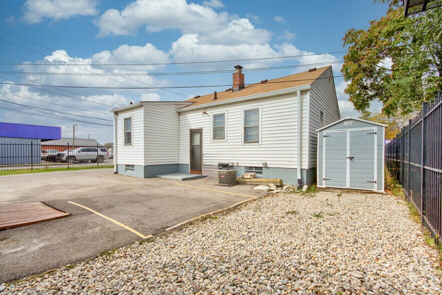 More Photos Of 4451 Old Allisonville Rd, Indianapolis Office For Sale