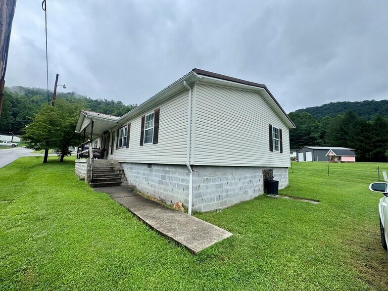 More Photos Of 158 Caloric Rd., Mullens Flex For Sale