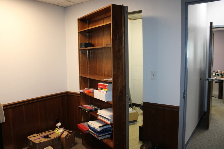 More Photos Of 6550 Guion Rd, Indianapolis Warehouse For Sale
