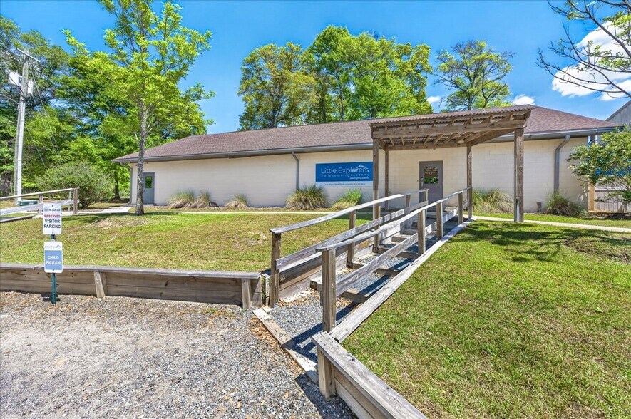 More Photos Of 100 Duggan Ave, Crestview Specialty For Sale