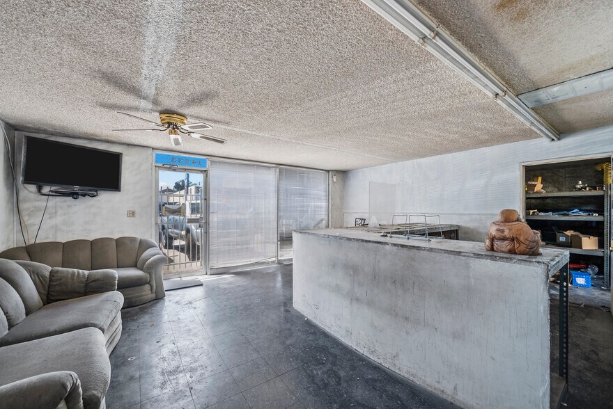 More Photos Of 14233 Oxnard St, Van Nuys Service For Lease