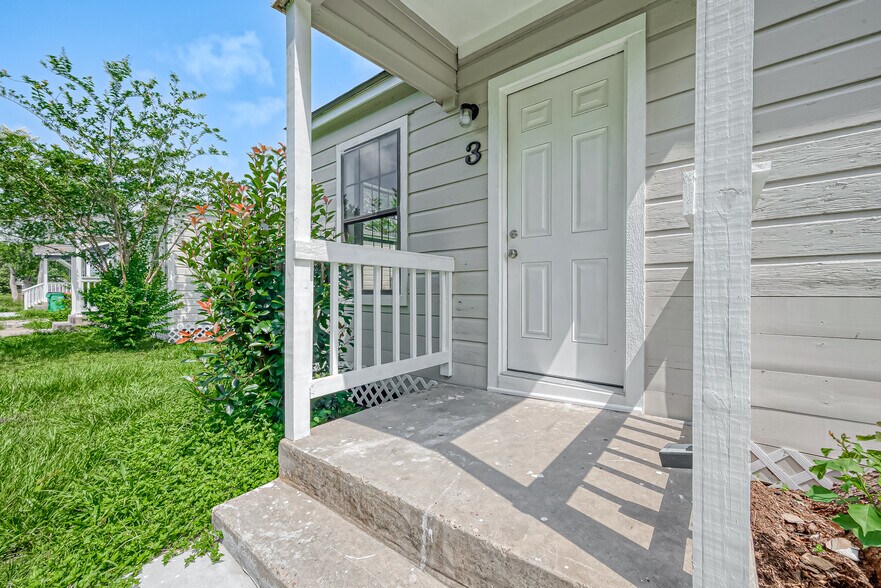 More Photos Of 2207 1/2 Cedar Bayou Rd, Baytown Apartments For Sale