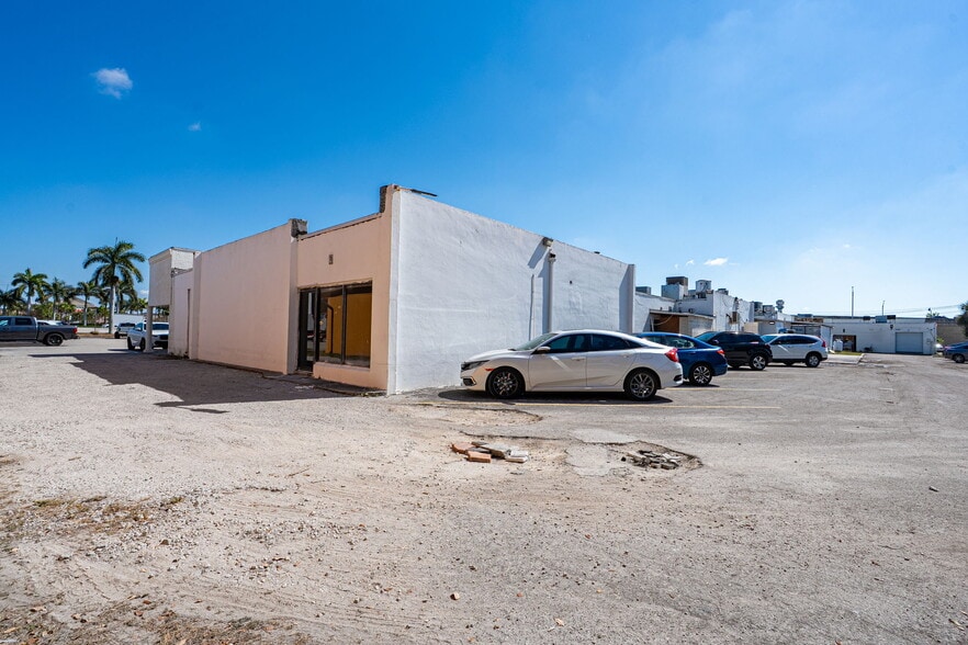 More Photos Of 4434-4458 S Cleveland Ave, Fort Myers Freestanding For Sale