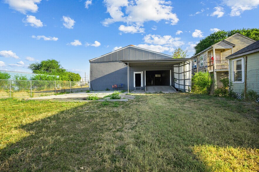 More Photos Of 3210 Leopard St, Corpus Christi General Retail For Sale