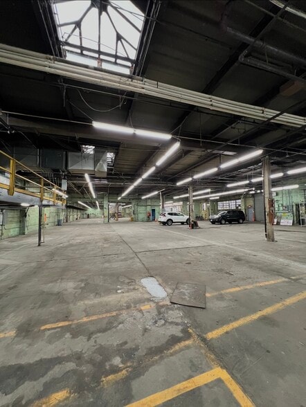 More Photos Of 401 Hunts Point Ave, Bronx Warehouse For Lease
