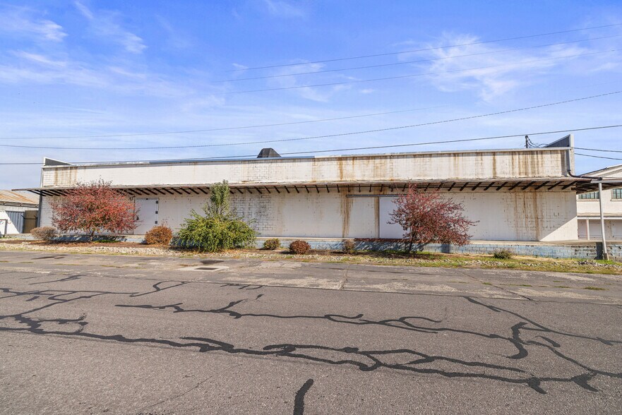 More Photos Of 615 S Spring St, Klamath Falls Warehouse For Lease