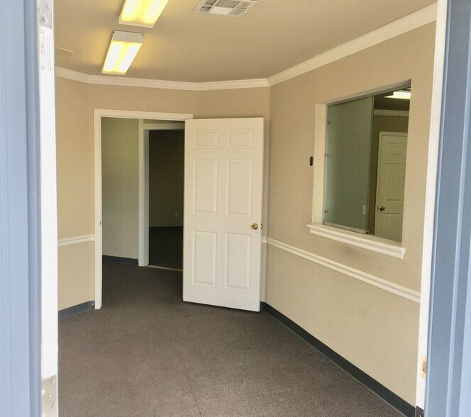 More Photos Of 1936 N Broadway St, Moore Showroom For Lease