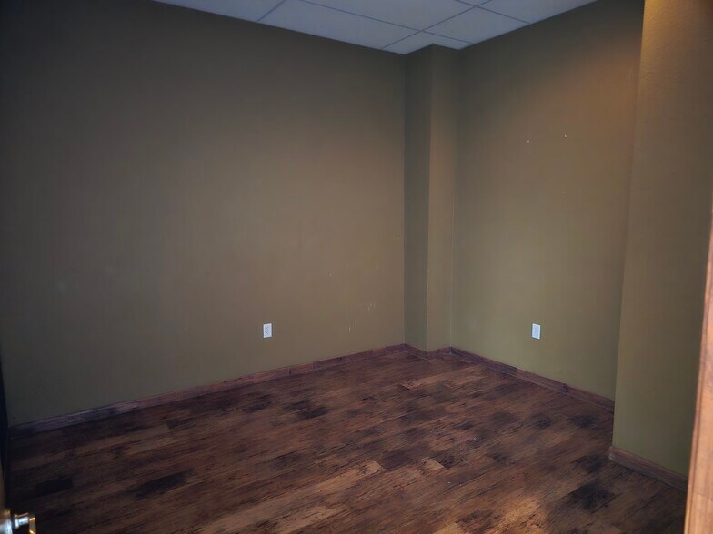 More Photos Of 1220-1222 W Hurst Blvd, Hurst Unknown For Lease