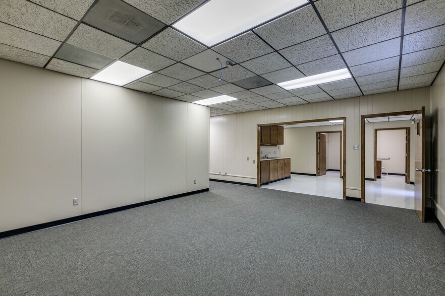 More Photos Of 602 W 12th St, Taylor Office For Lease