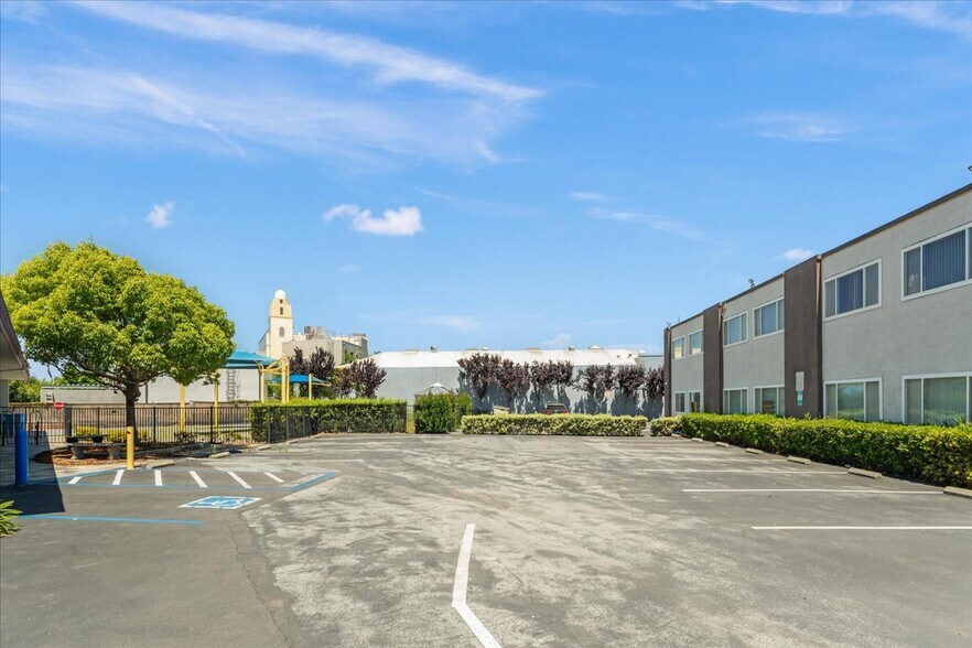More Photos Of 991 Commercial St, Palo Alto Schools For Lease