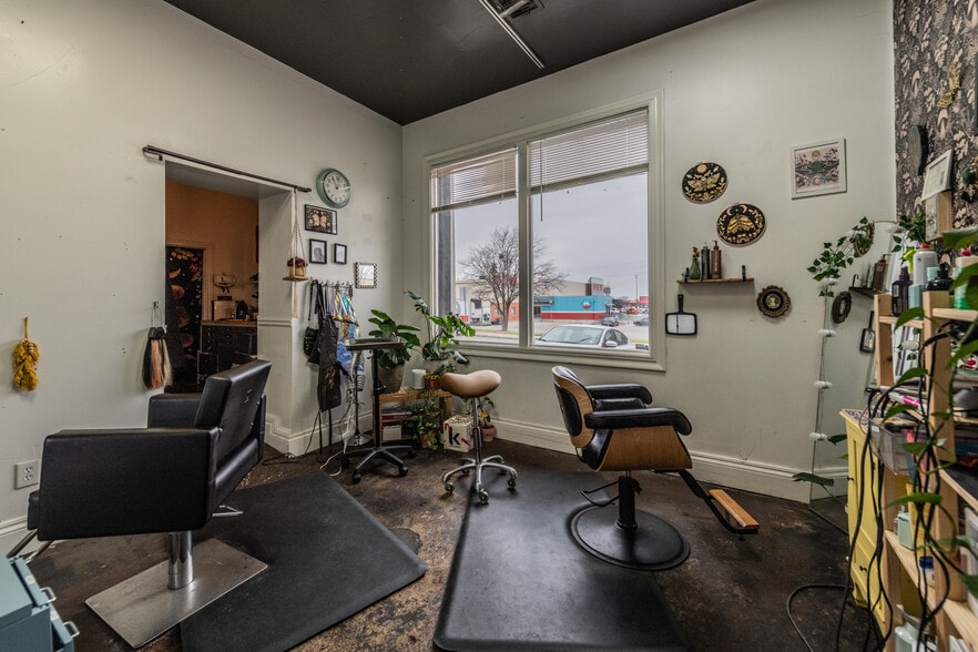 More Photos Of 250 W Olmos Dr, San Antonio Storefront Retail Office For Lease