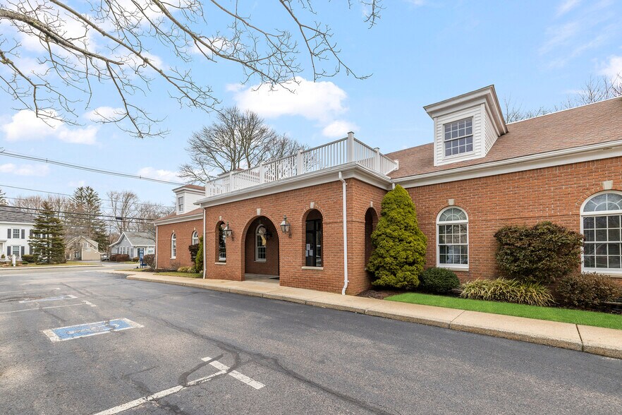 More Photos Of 138 Main St, South Kingstown Medical For Lease