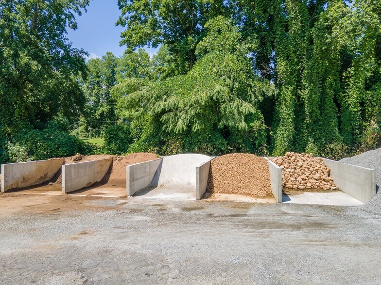 More Photos Of 424 Terrell Rd, Franklin Showroom For Sale