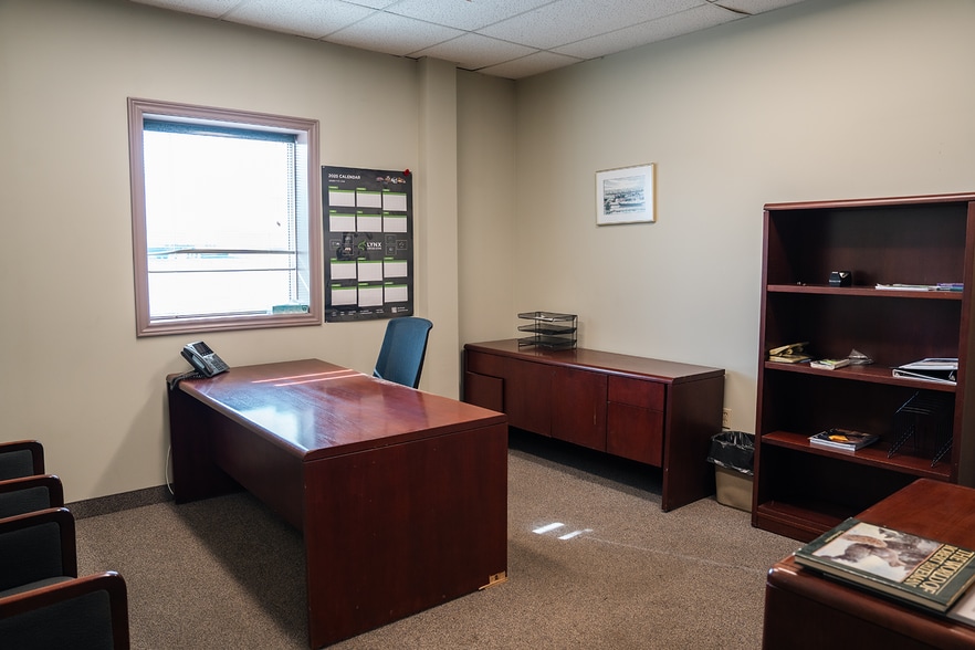 More Photos Of 200 Eastport Blvd, Hamilton Warehouse For Lease