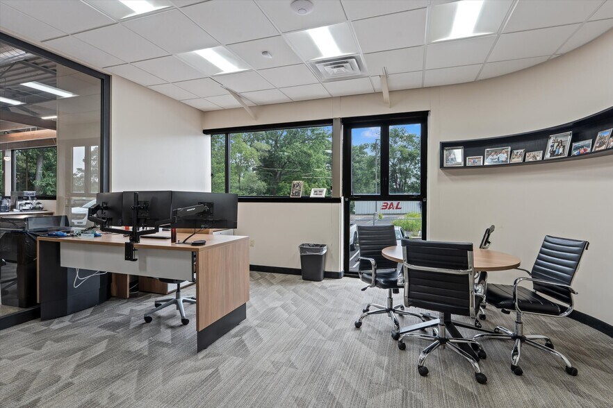 More Photos Of 29444 Northwestern Hwy, Southfield Office For Sale