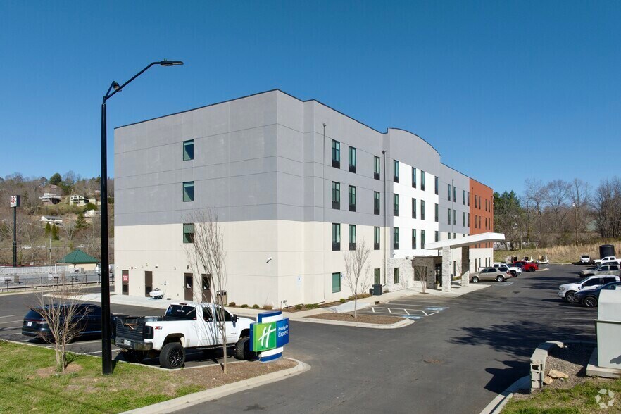 More Photos Of 4 Reynolds Mountain Blvd, Asheville Hotel For Sale