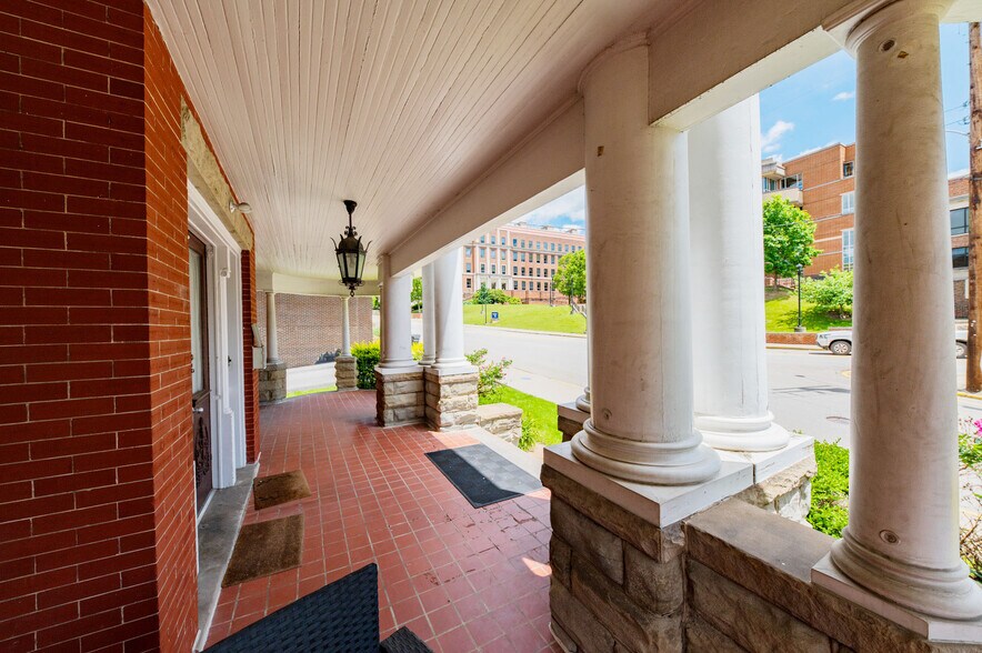 More Photos Of 1493 University Ave, Morgantown Sorority Fraternity House For Lease