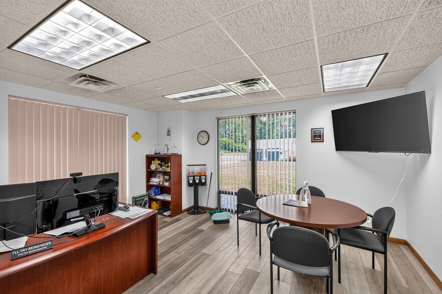 More Photos Of 1000 Sako Ct, Elkhart Warehouse For Lease
