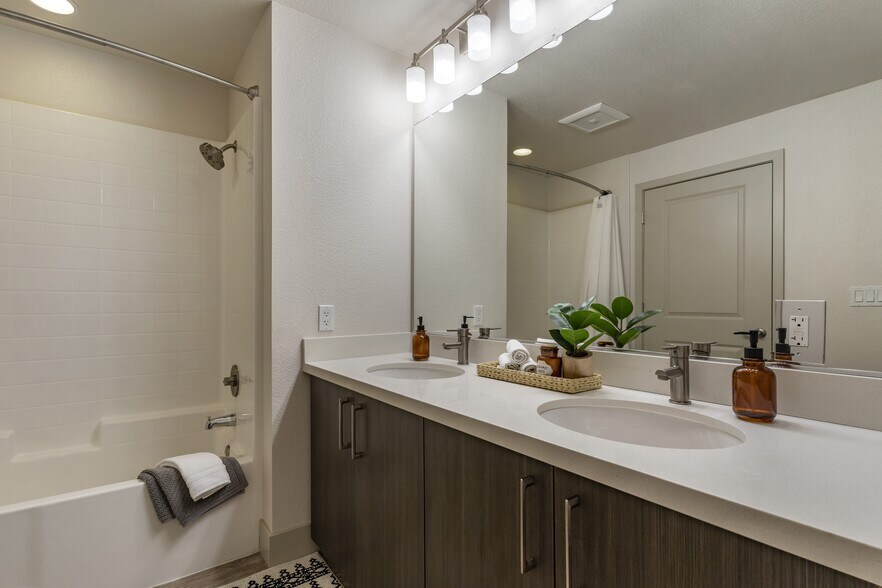More Photos Of 1375-1411 Sycamore Ave, Hercules Unknown For Lease