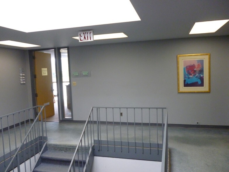 More Photos Of 24500 Northwestern Hwy, Southfield Office For Lease