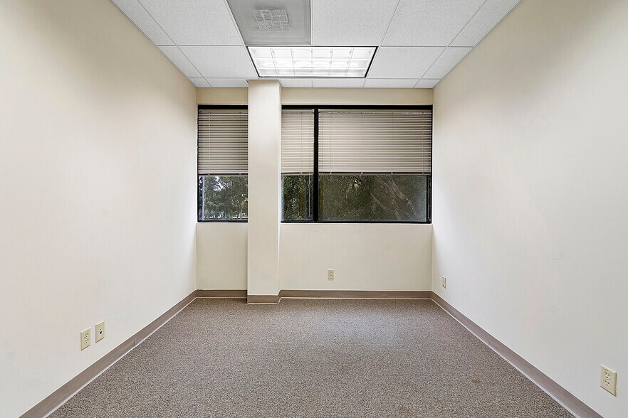 More Photos Of 400 Sawgrass Corporate Pky, Sunrise Office For Lease