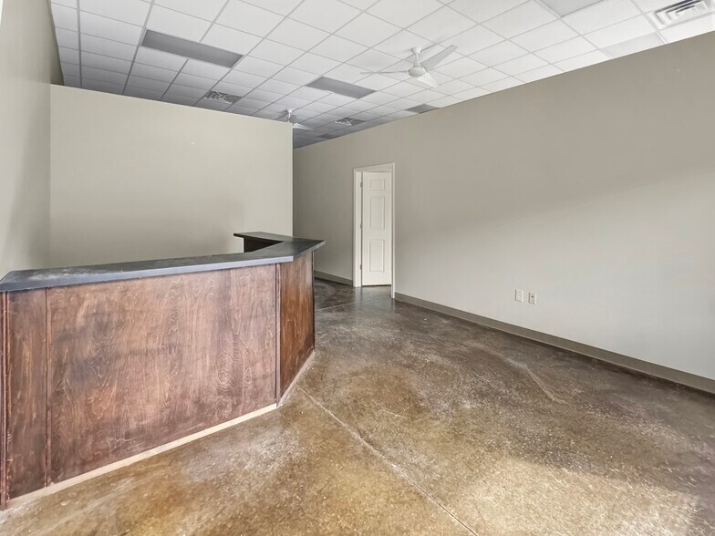 More Photos Of 4720 University Blvd E, Tuscaloosa Showroom For Lease