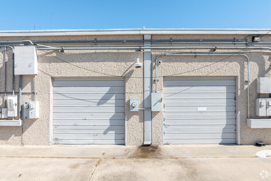 More Photos Of 500 Century Plaza Dr, Houston Light Distribution For Lease
