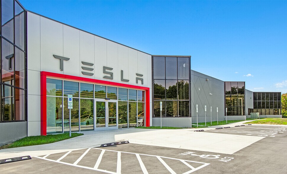 More Photos Of 10615 Twin Lakes Pky, Charlotte Auto Dealership For Sale