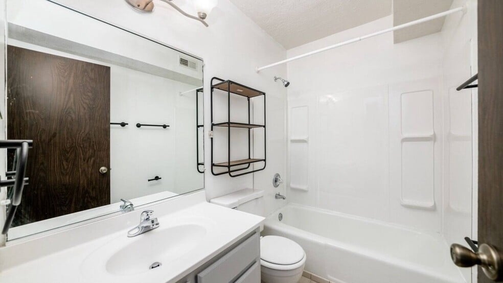 More Photos Of 4443-4445 Mobile Dr, Columbus Apartments For Sale