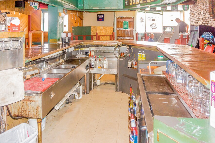 More Photos Of 318 W North Water St, New London Bar For Sale