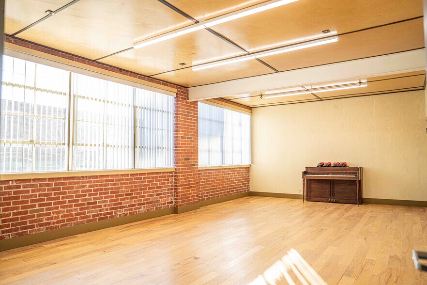More Photos Of 201 N Missouri Ave, Sedalia Manufacturing For Sale