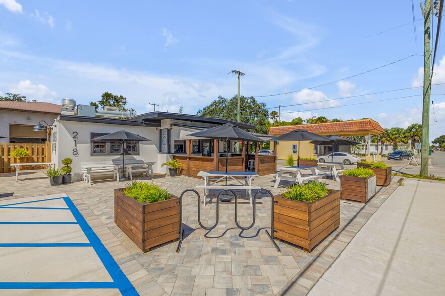 More Photos Of 218 N Orange St, New Smyrna Beach Freestanding For Sale