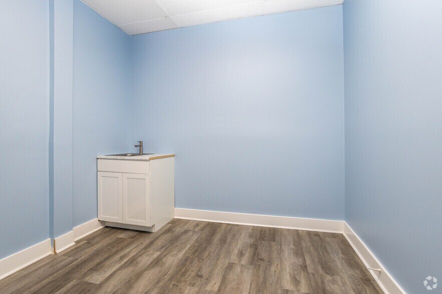 More Photos Of 9505-9539 Q St, Omaha Unknown For Lease