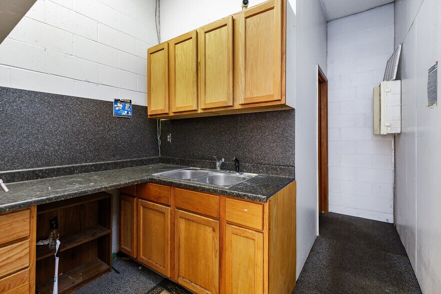 More Photos Of 17635 SE McLoughlin Blvd, Milwaukie Freestanding For Sale