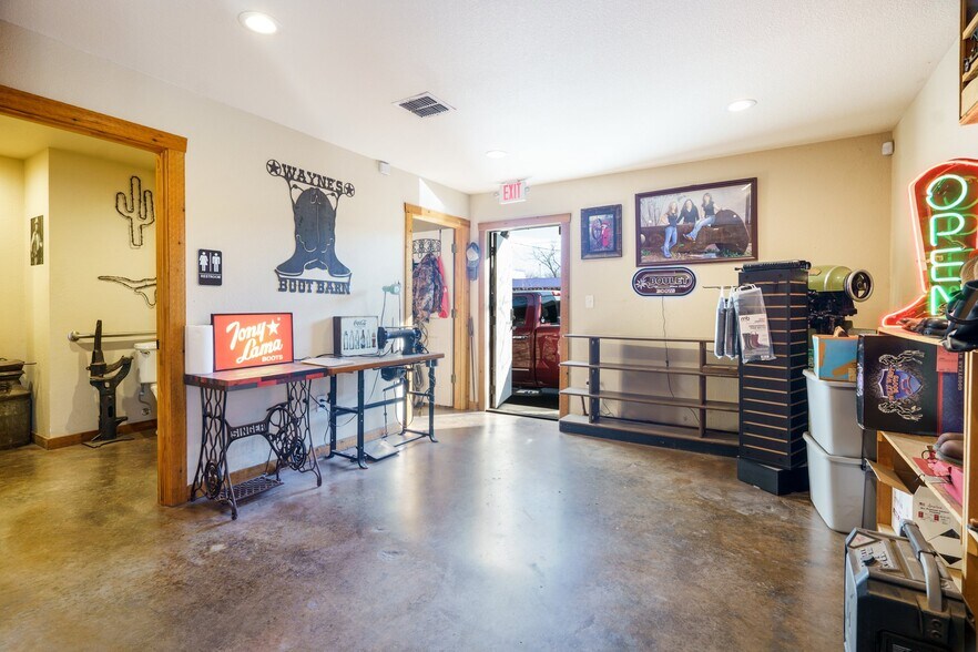 More Photos Of 2524 Carson St, Haltom City Storefront Retail Office For Sale