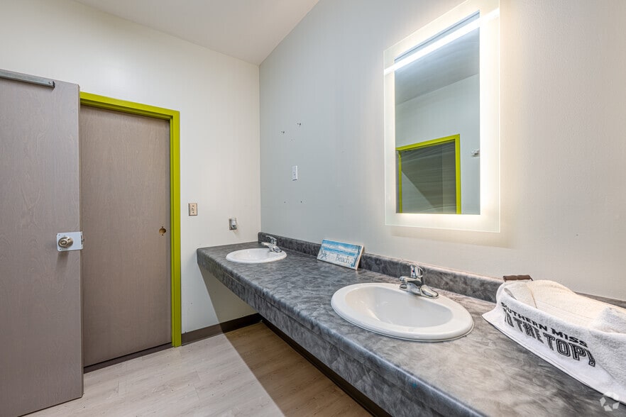 More Photos Of 522 E Railroad St, Long Beach Apartments For Sale