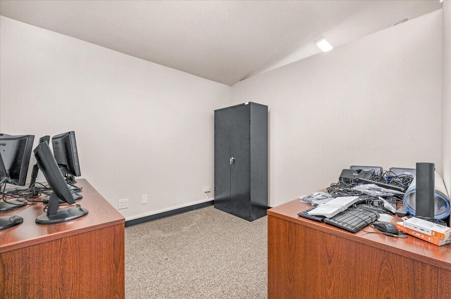 More Photos Of 324-330 Bullard Ave, Clovis Office For Sale