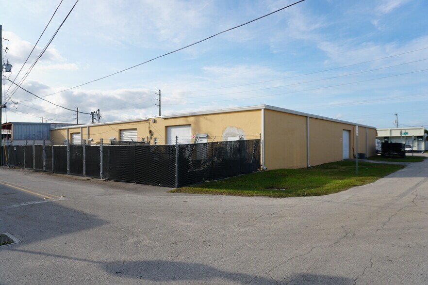 More Photos Of 1042-1048 NE 44th St, Oakland Park Industrial For Lease