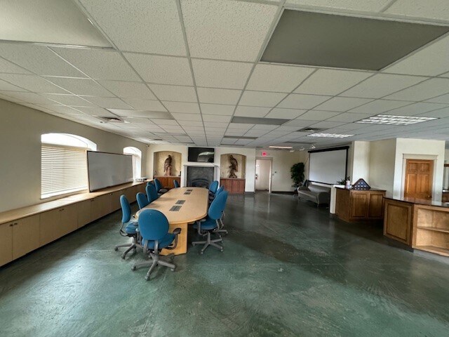 More Photos Of 2053 Laura St, Springfield Showroom For Lease