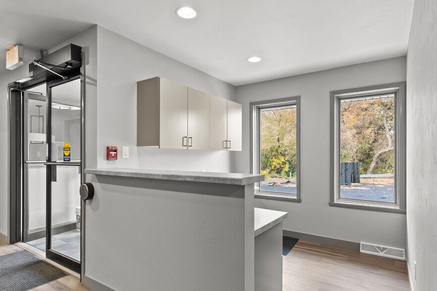 More Photos Of 2009 S Memorial Dr, Appleton Office For Sale