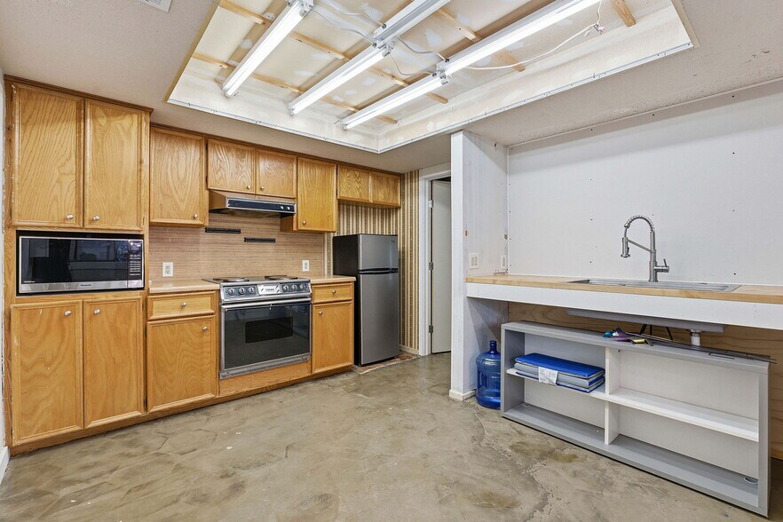 More Photos Of 13617 Fitzhugh Rd, Austin Showroom For Lease