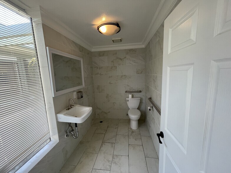 More Photos Of 670 Gregory Ln, Pleasant Hill Storefront For Lease