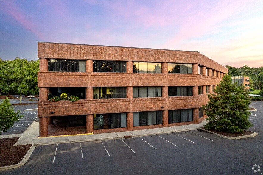 More Photos Of 4824 Parkway Plaza Blvd, Charlotte Office For Lease