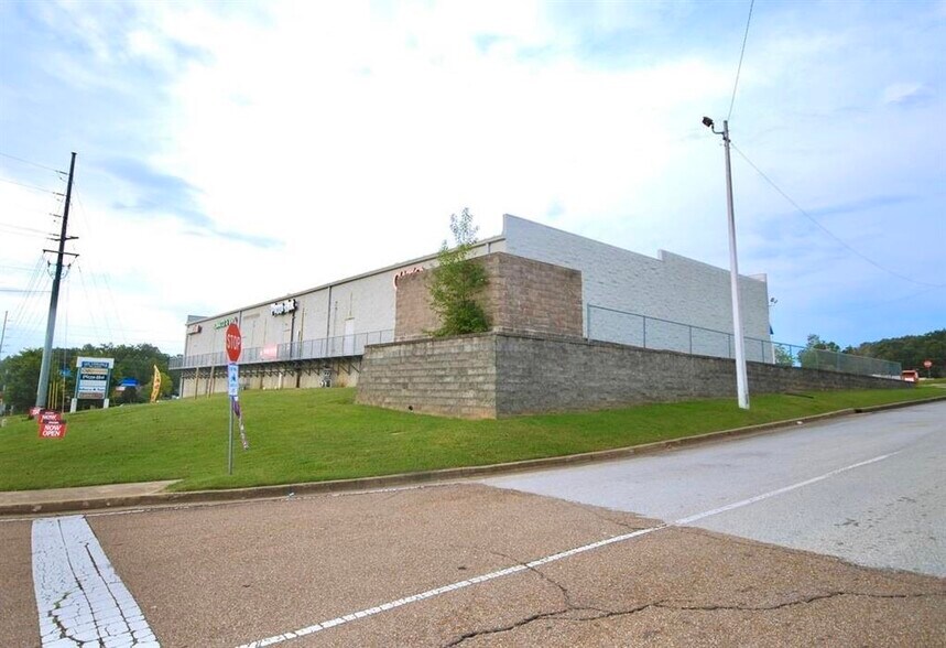 More Photos Of 2095-2103 S Highland Ave, Jackson Storefront Retail Office For Lease