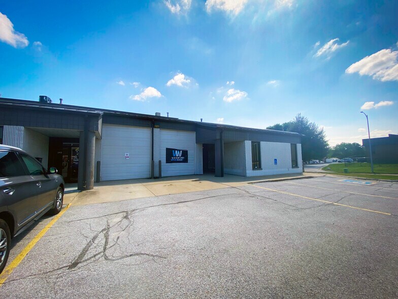 More Photos Of 2411-2449 S 156th Cir, Omaha Showroom For Lease