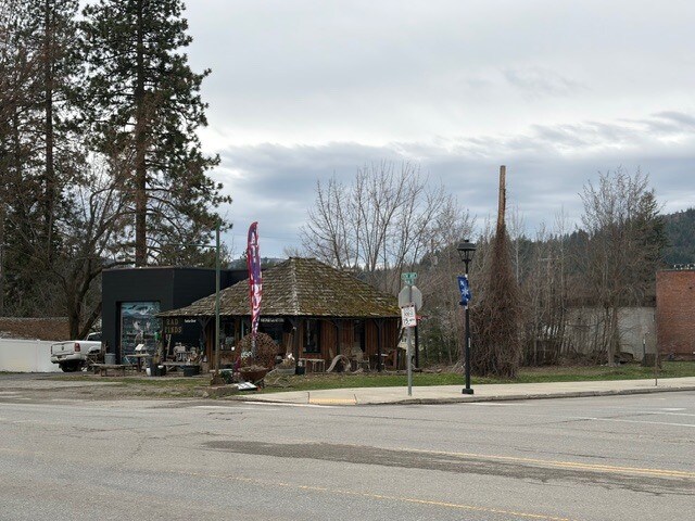 More Photos Of 32173 5th Ave, Spirit Lake Freestanding For Sale