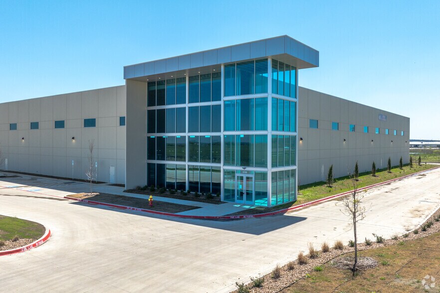 More Photos Of 611 N Stemmons Fwy, Sanger Warehouse For Lease