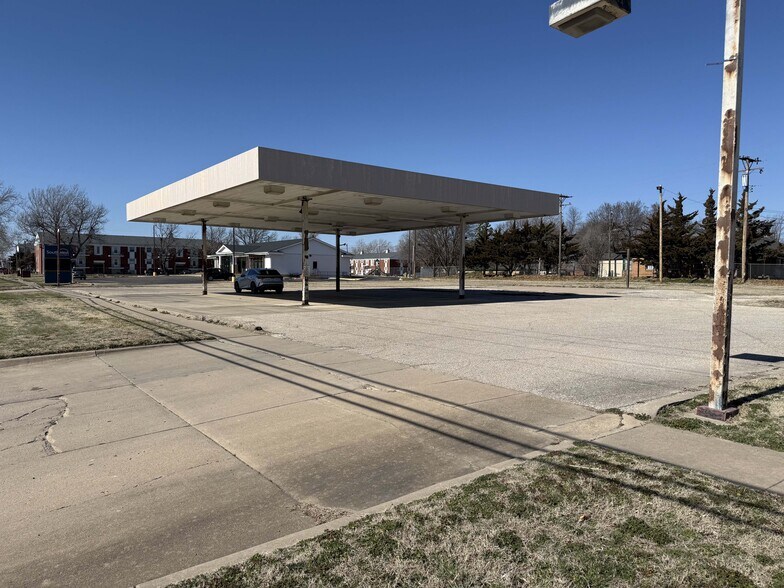 More Photos Of 2518-2536 W 13th St, Wichita General Retail For Sale